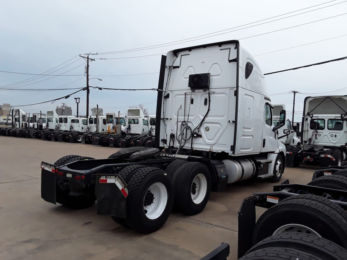 2020 Freightliner Cascadia in Dallas, TX — photo 4