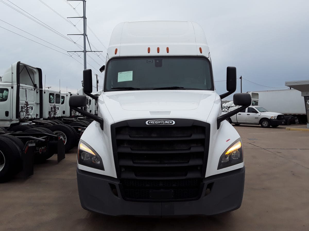 2020 Freightliner Cascadia in Dallas, TX — photo 2