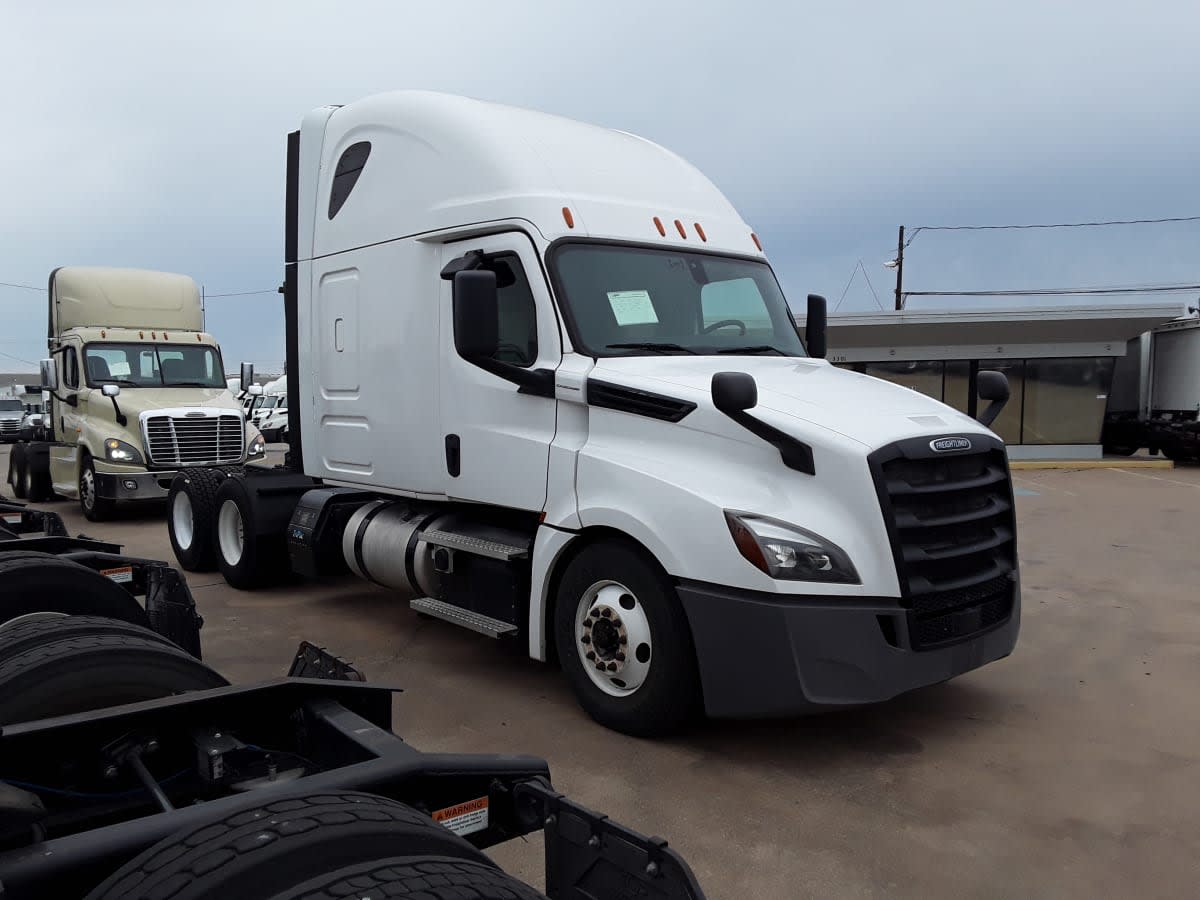 2020 Freightliner Cascadia in Dallas, TX — photo 3