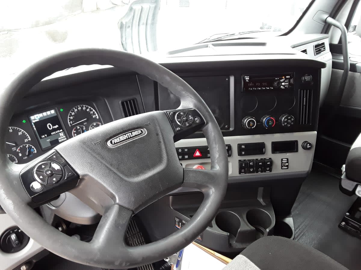 2020 Freightliner Cascadia in Dallas, TX — photo 7