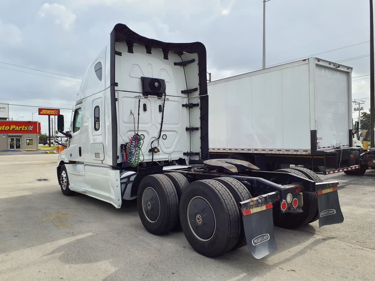 2022 Freightliner Cascadia in Miami, FL — photo 6