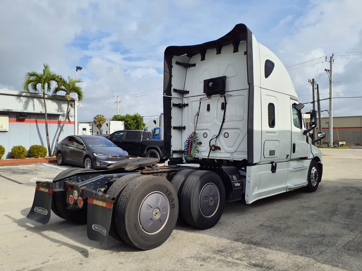 2022 Freightliner Cascadia in Miami, FL — photo 4