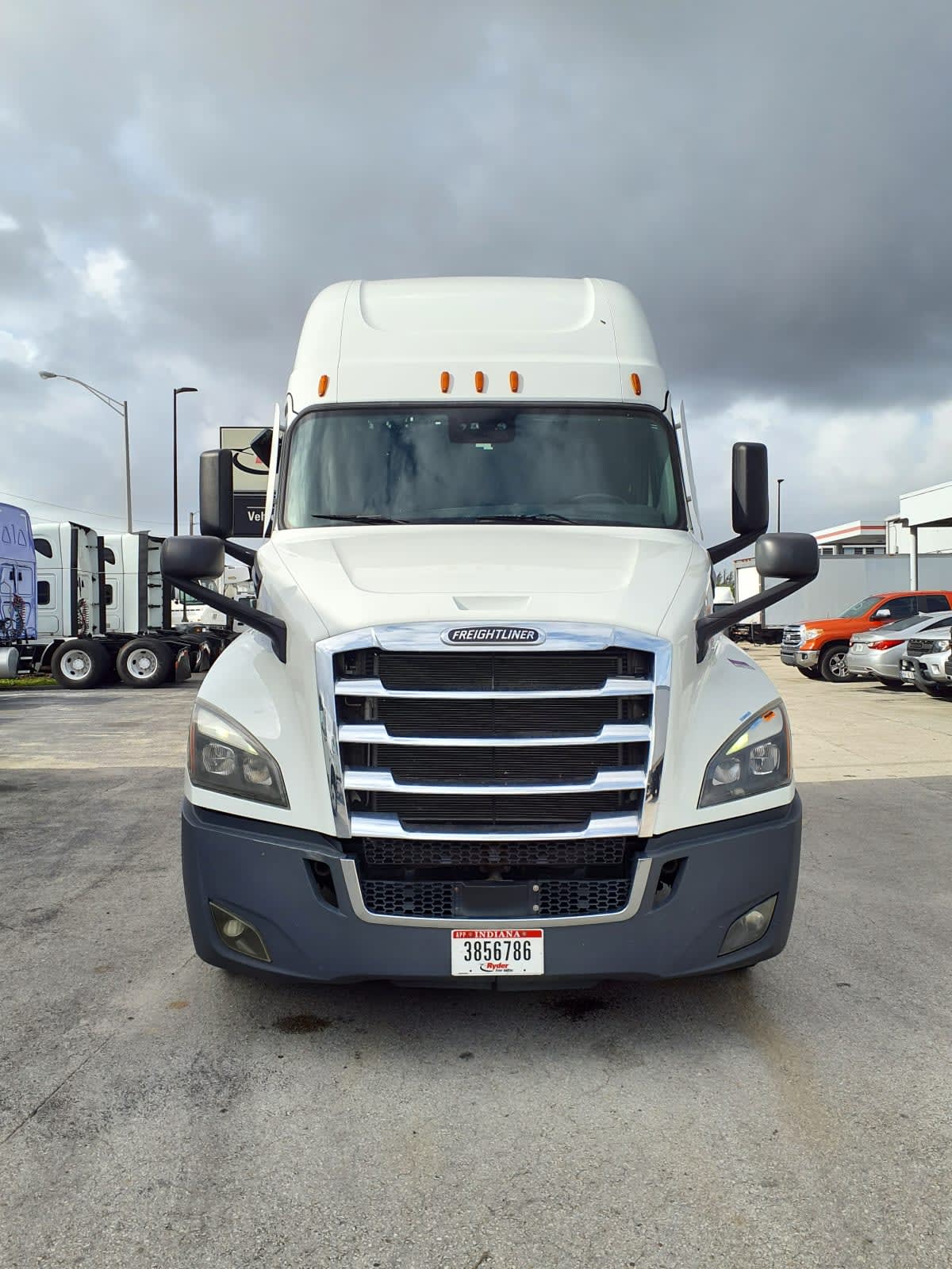 2022 Freightliner Cascadia in Miami, FL — photo 2