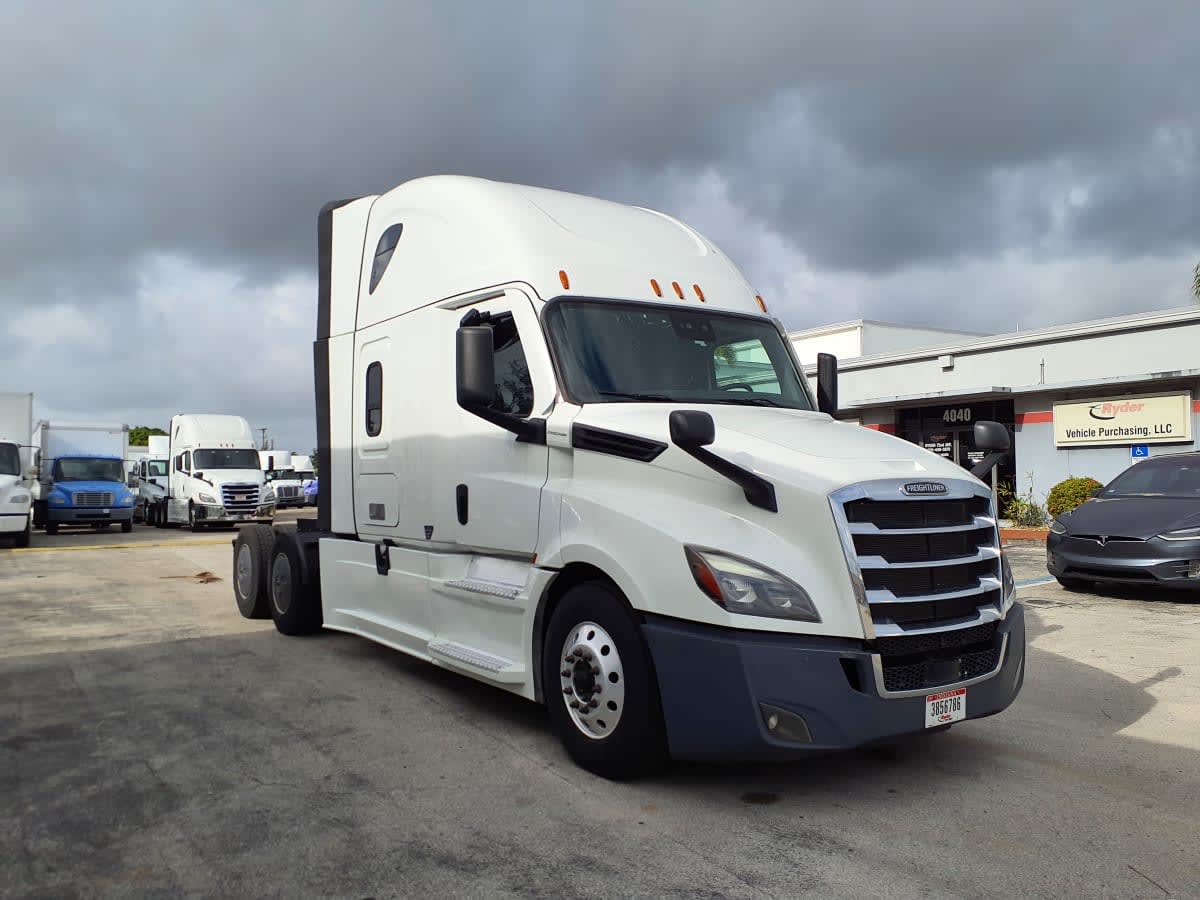 2022 Freightliner Cascadia in Miami, FL — photo 3