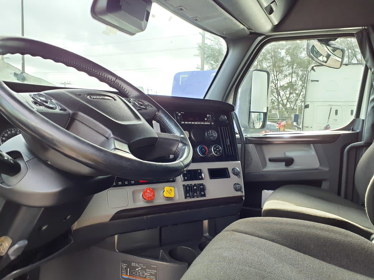 2022 Freightliner Cascadia in Miami, FL — photo 7