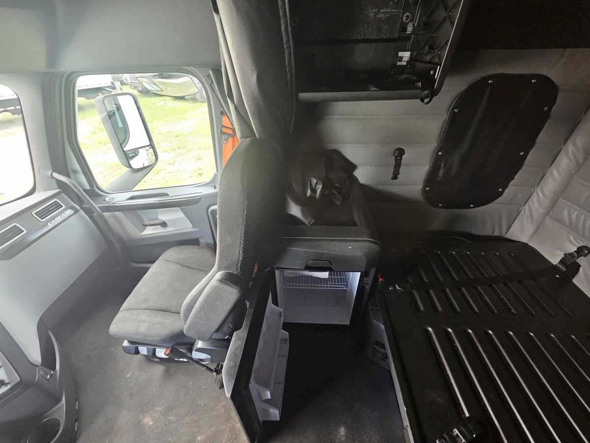 2022 Freightliner Cascadia in Orlando, FL — photo 13