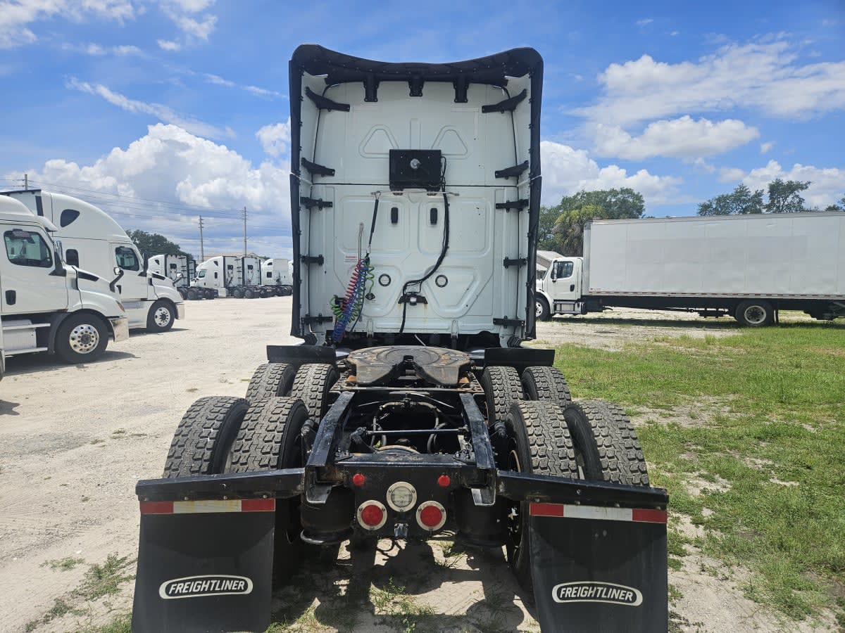 2022 Freightliner Cascadia in Orlando, FL — photo 5