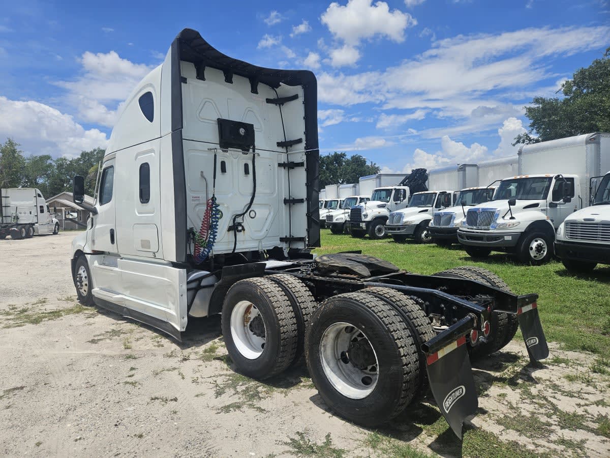 2022 Freightliner Cascadia in Orlando, FL — photo 6