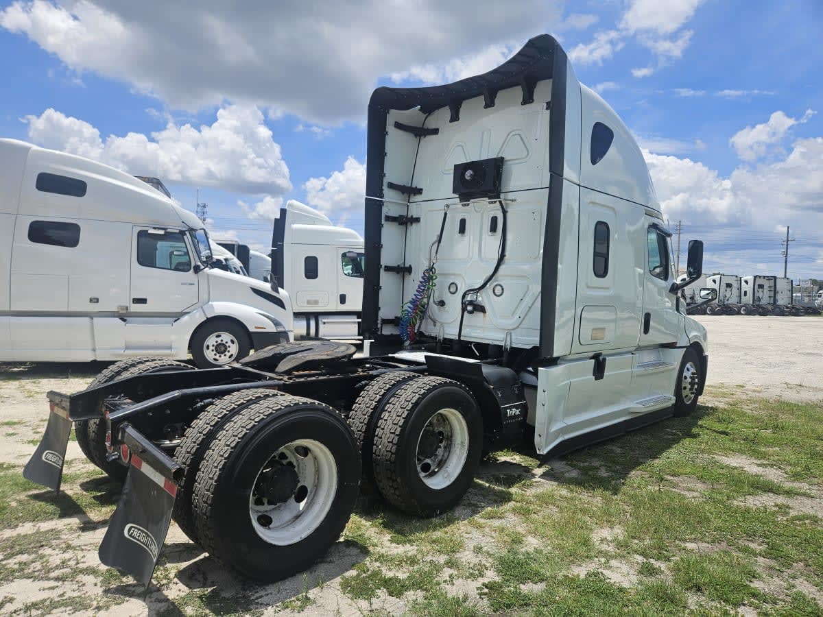 2022 Freightliner Cascadia in Orlando, FL — photo 4