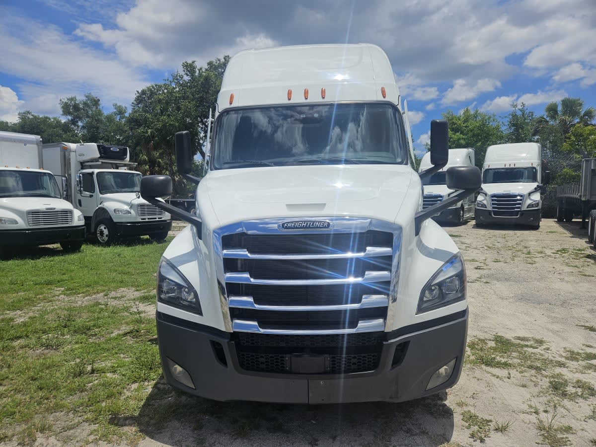 2022 Freightliner Cascadia in Orlando, FL — photo 2