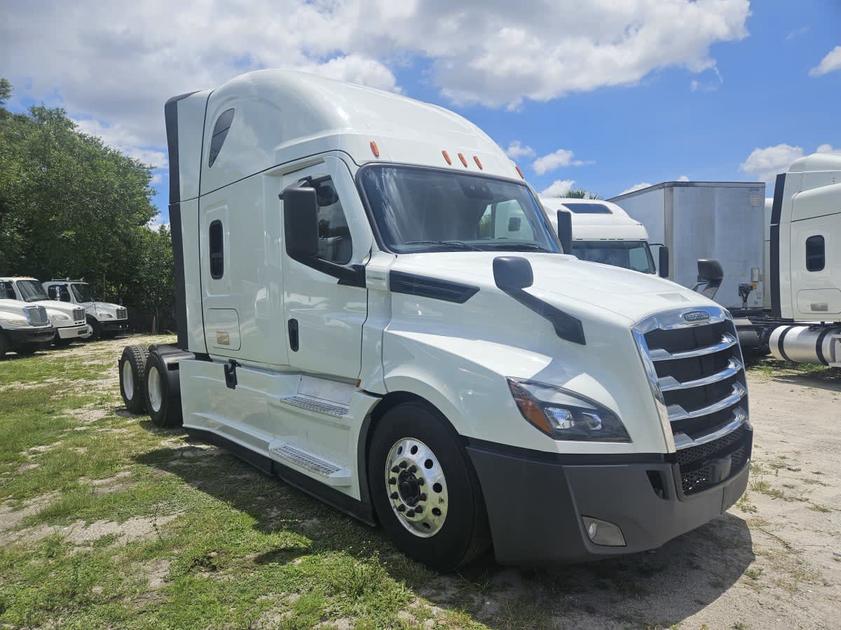 2022 Freightliner Cascadia in Orlando, FL — photo 3