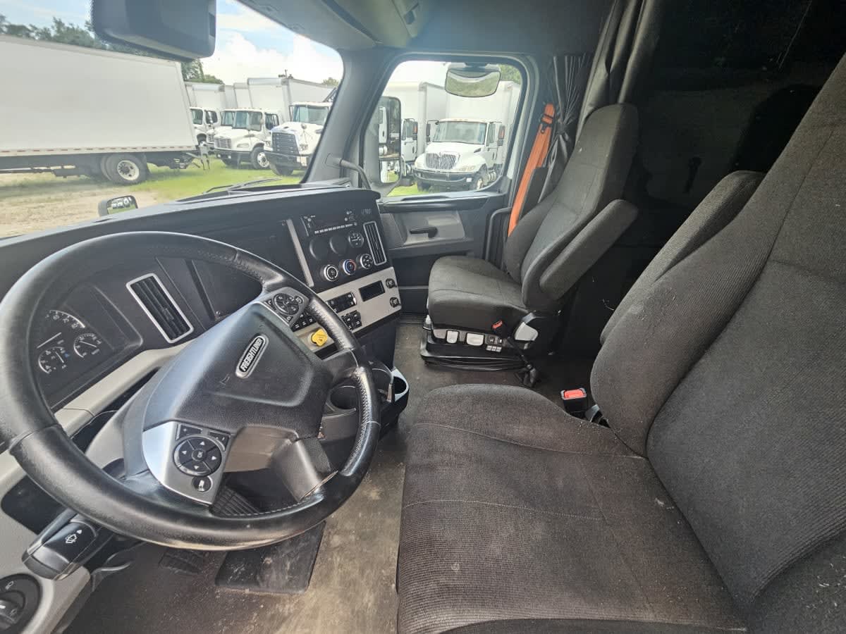 2022 Freightliner Cascadia in Orlando, FL — photo 7