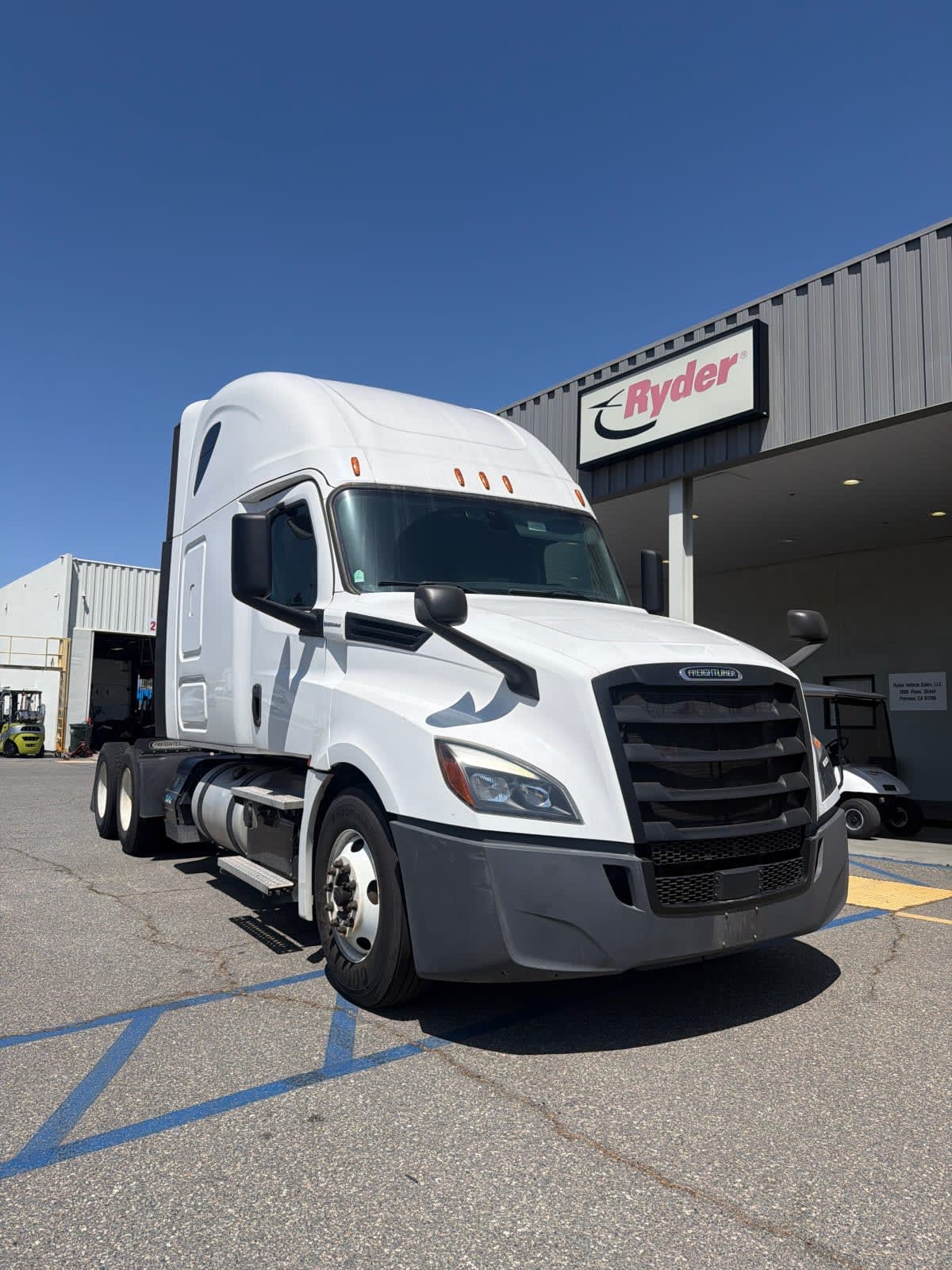 2019 Freightliner Cascadia in Pomona, CA — photo 3