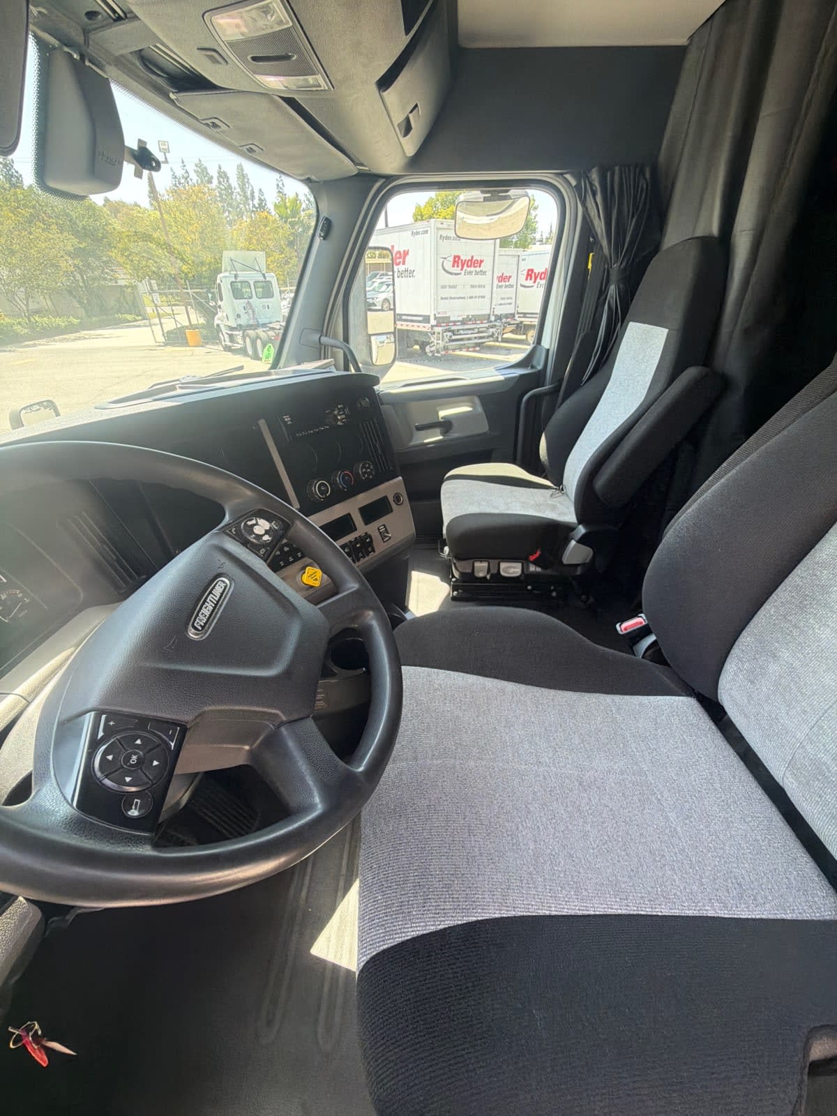 2019 Freightliner Cascadia in Pomona, CA — photo 7
