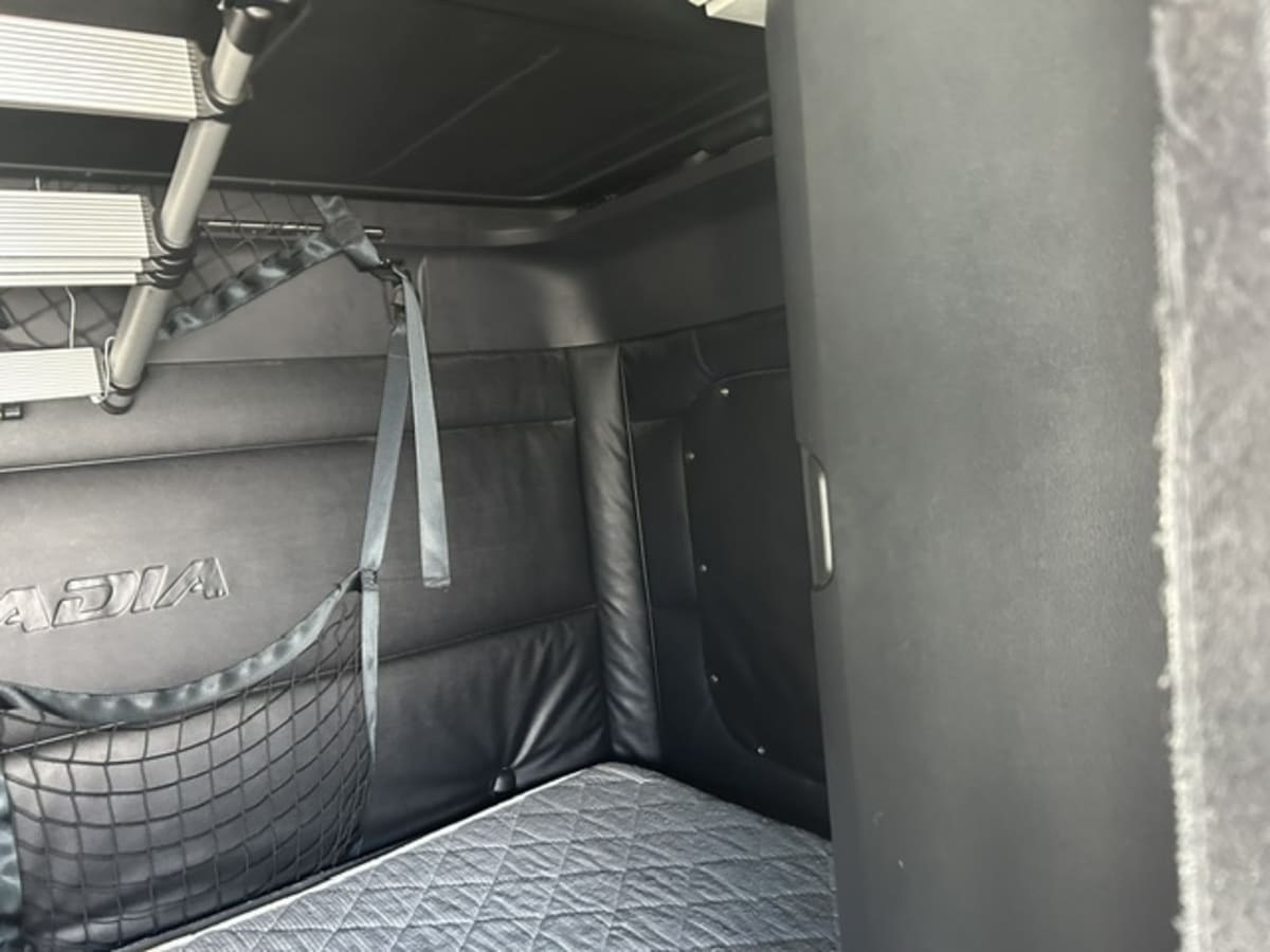 2023 Freightliner Cascadia in Farmingdale, NY — photo 13