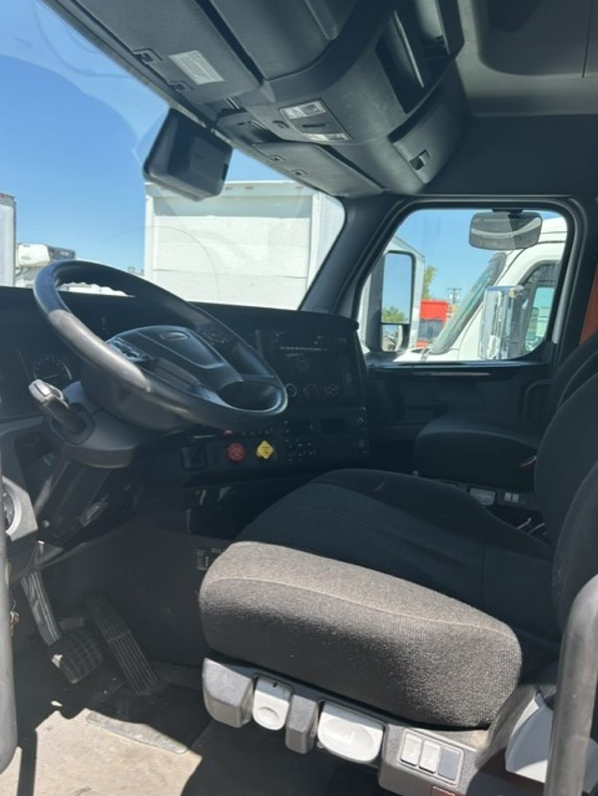 2023 Freightliner Cascadia in Farmingdale, NY — photo 7