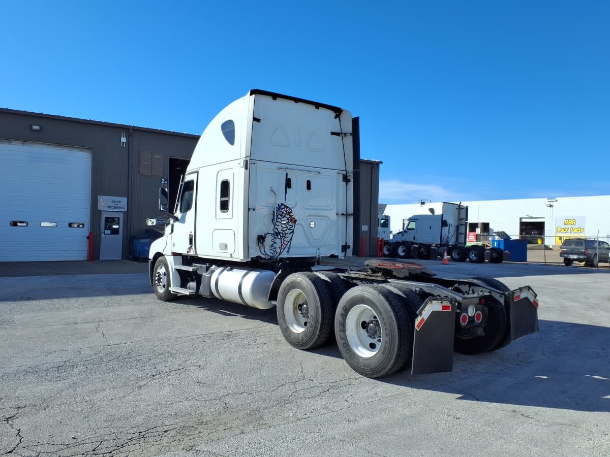 2022 Freightliner Cascadia in Fort Worth, TX — photo 6