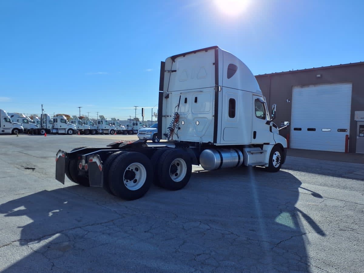 2022 Freightliner Cascadia in Fort Worth, TX — photo 4