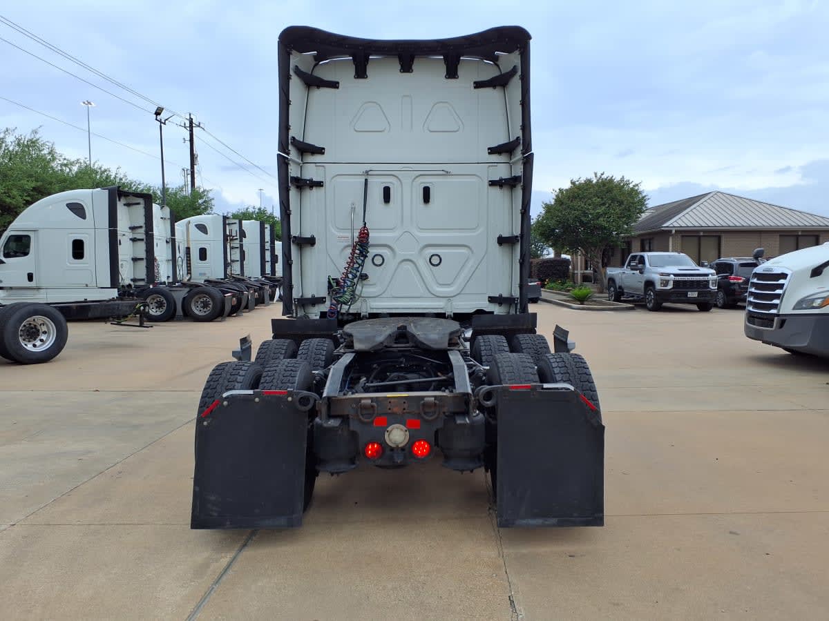 2023 Freightliner Cascadia in Houston, TX — photo 5