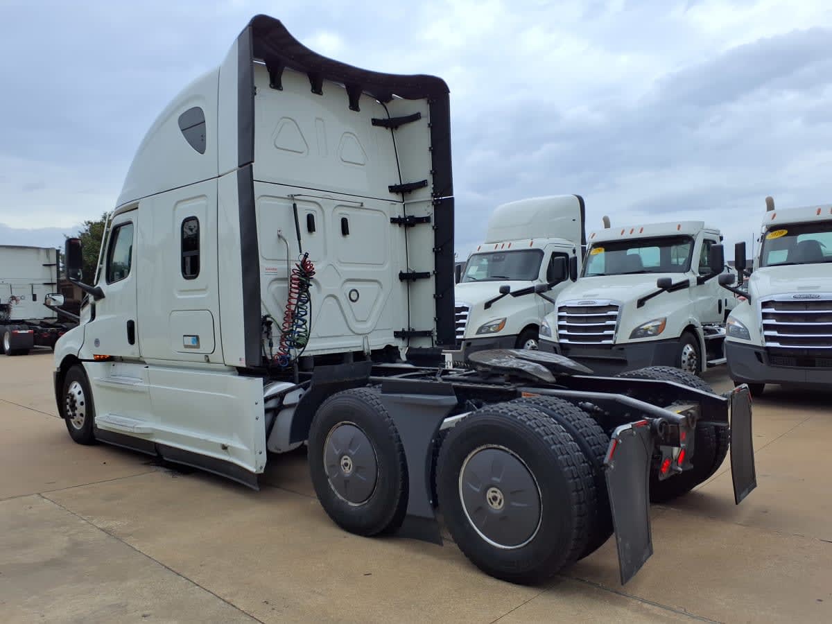 2023 Freightliner Cascadia in Houston, TX — photo 6