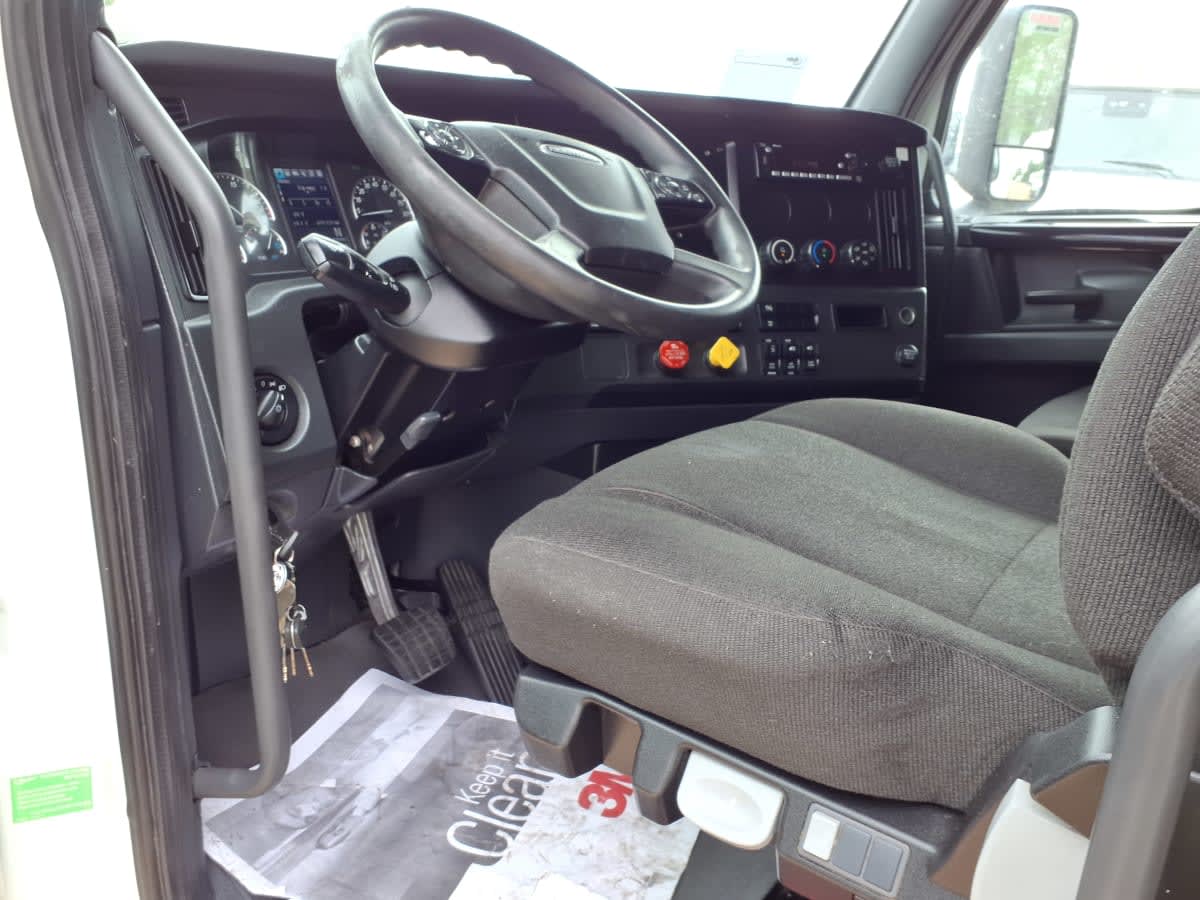 2023 Freightliner Cascadia in Houston, TX — photo 7