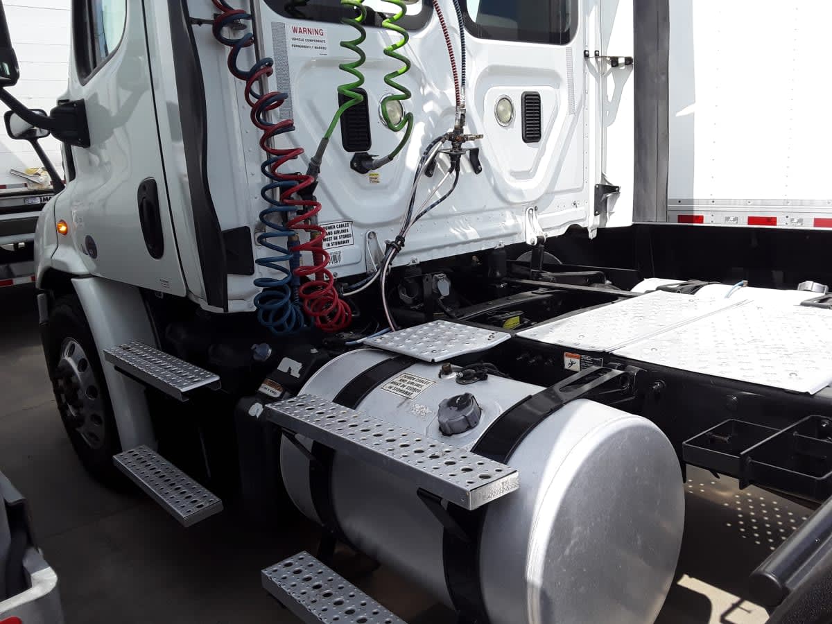 2016 Freightliner Cascadia in Montebello, CA — photo 10