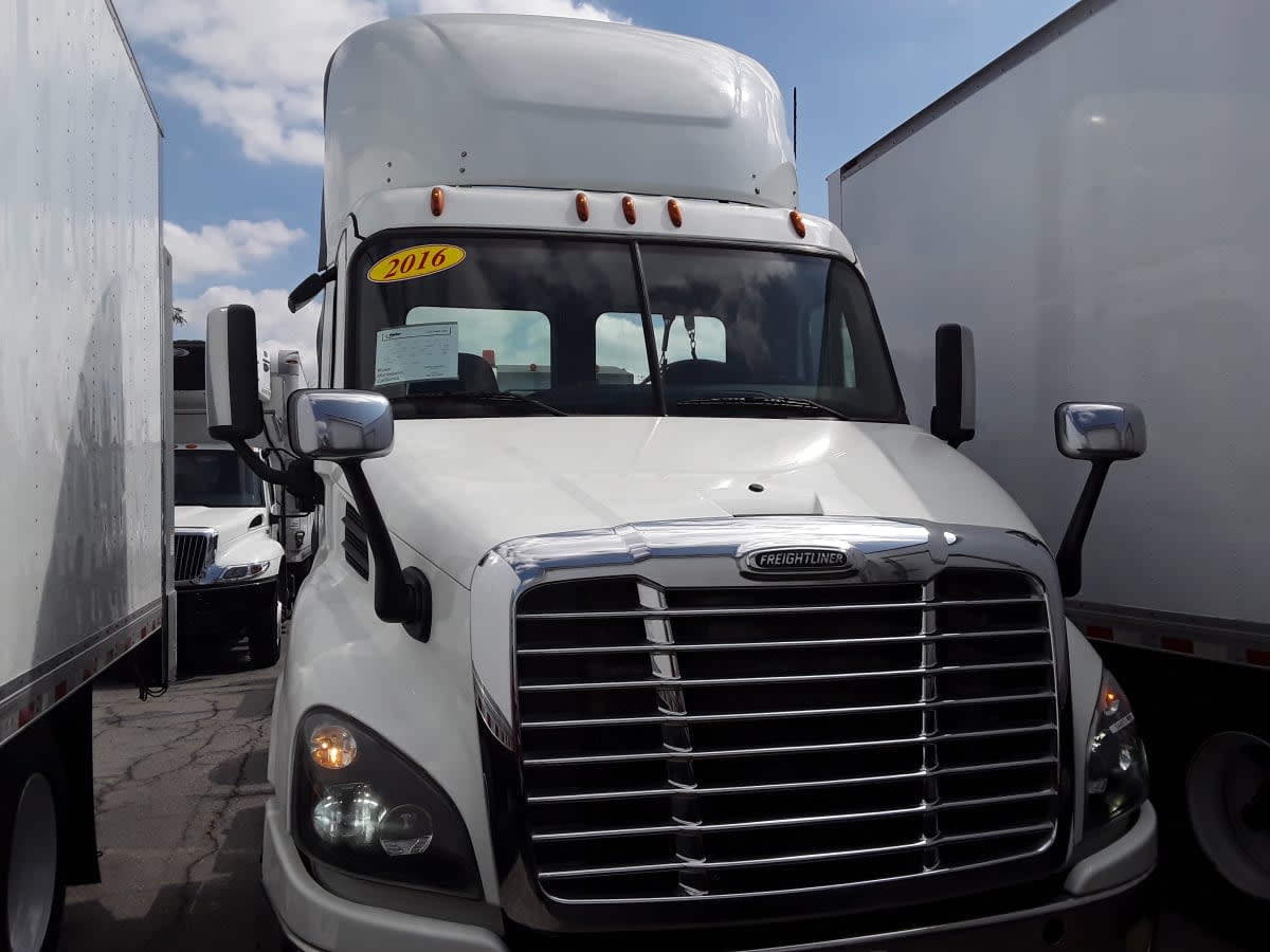 2016 Freightliner Cascadia in Montebello, CA — photo 2