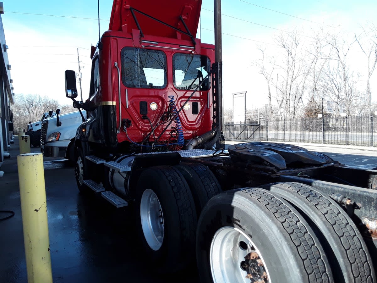 2016 Freightliner Cascadia in Kansas City, MO — photo 6