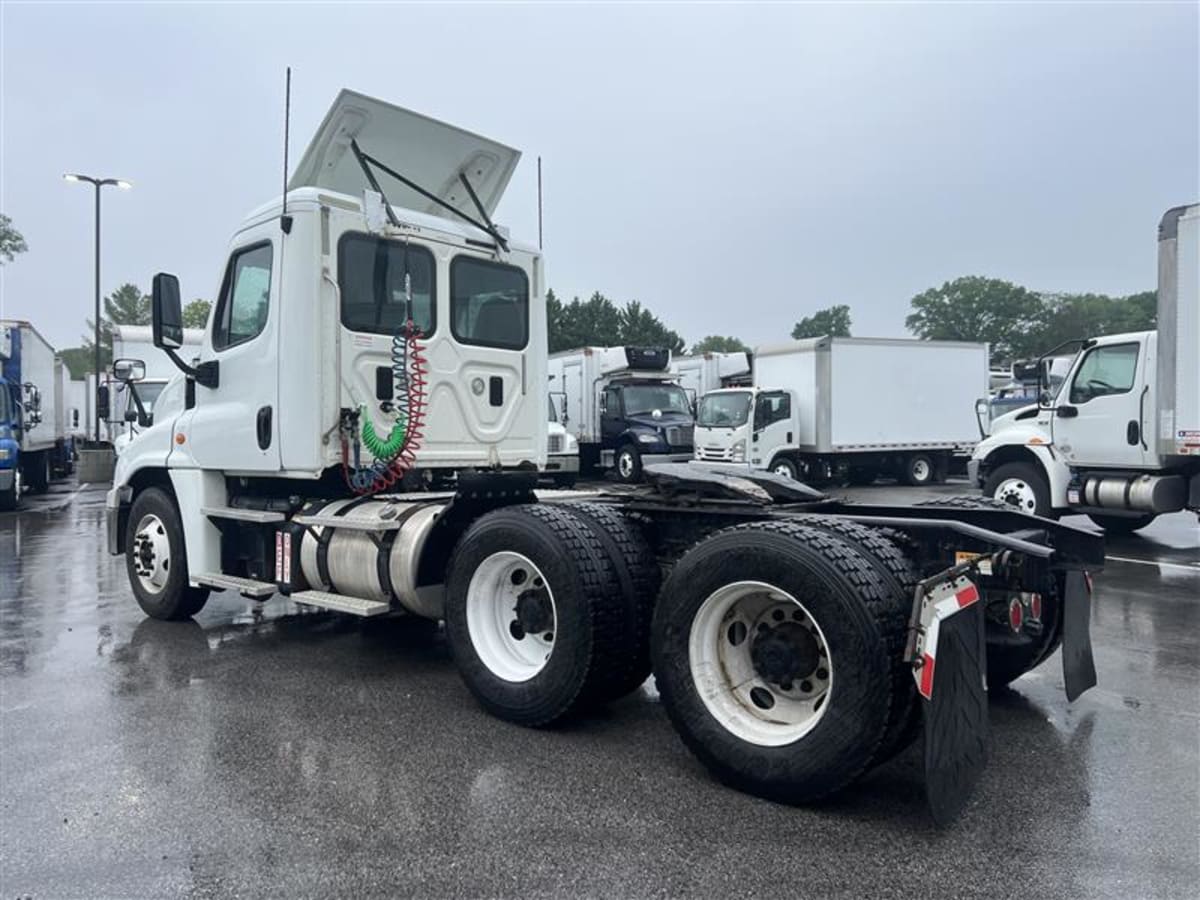 2016 Freightliner Cascadia in Beltsville, MD — photo 6