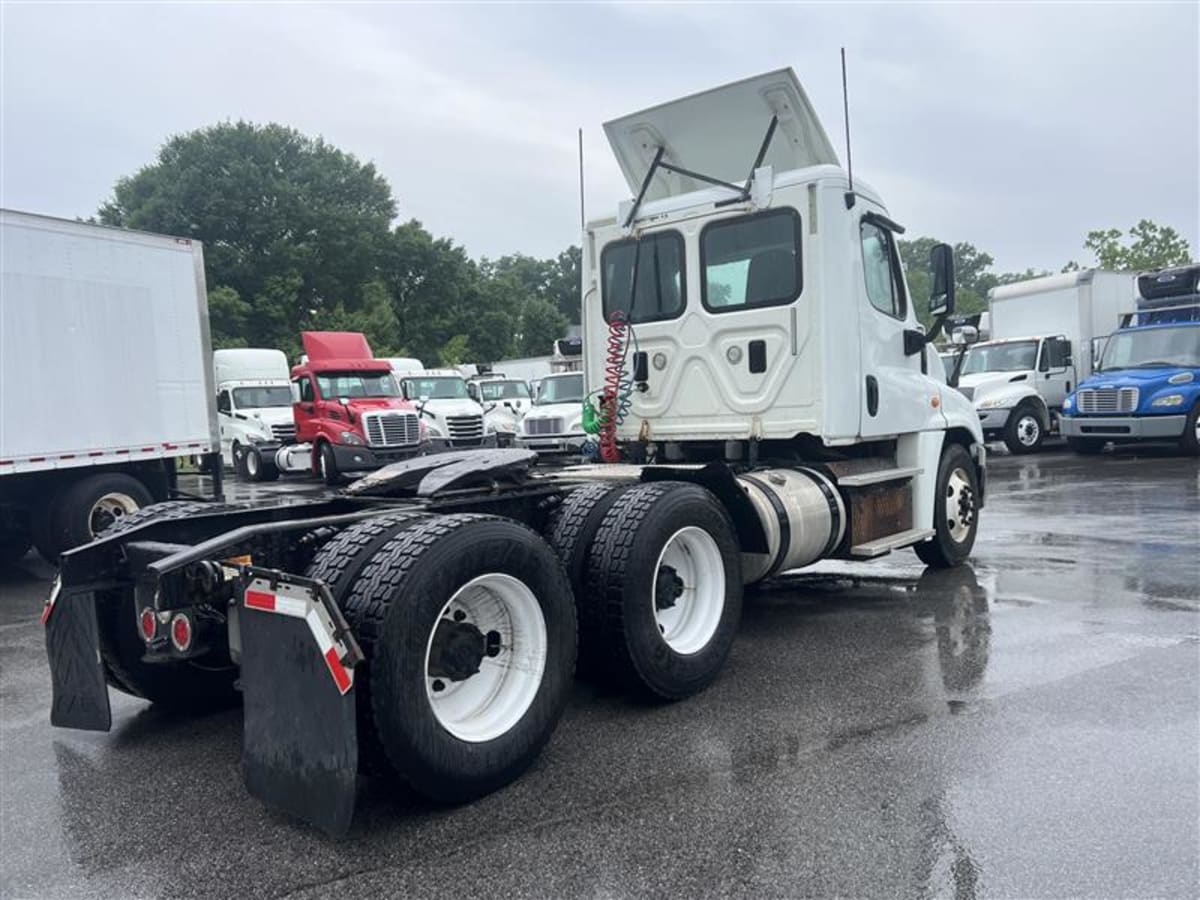 2016 Freightliner Cascadia in Beltsville, MD — photo 4