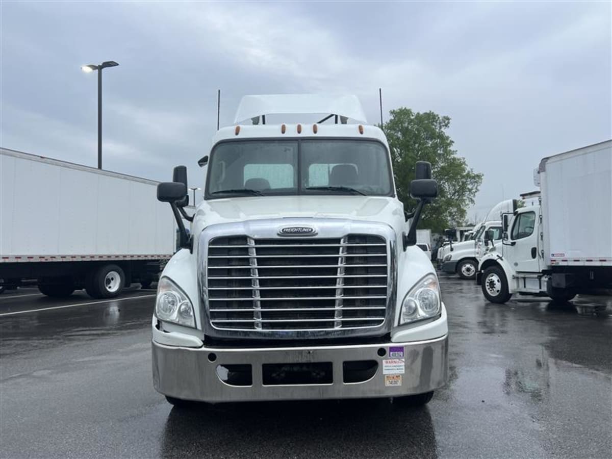 2016 Freightliner Cascadia in Beltsville, MD — photo 2