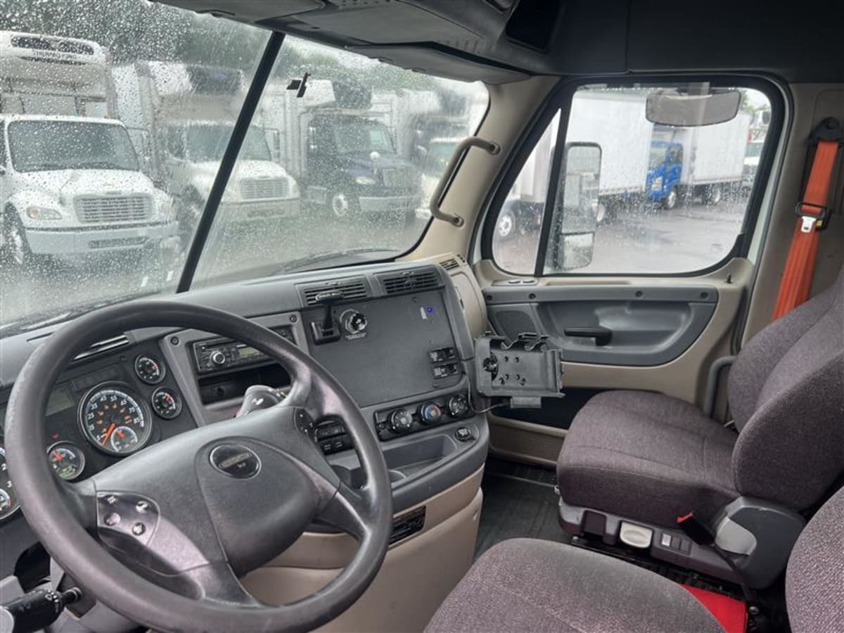 2016 Freightliner Cascadia in Beltsville, MD — photo 7