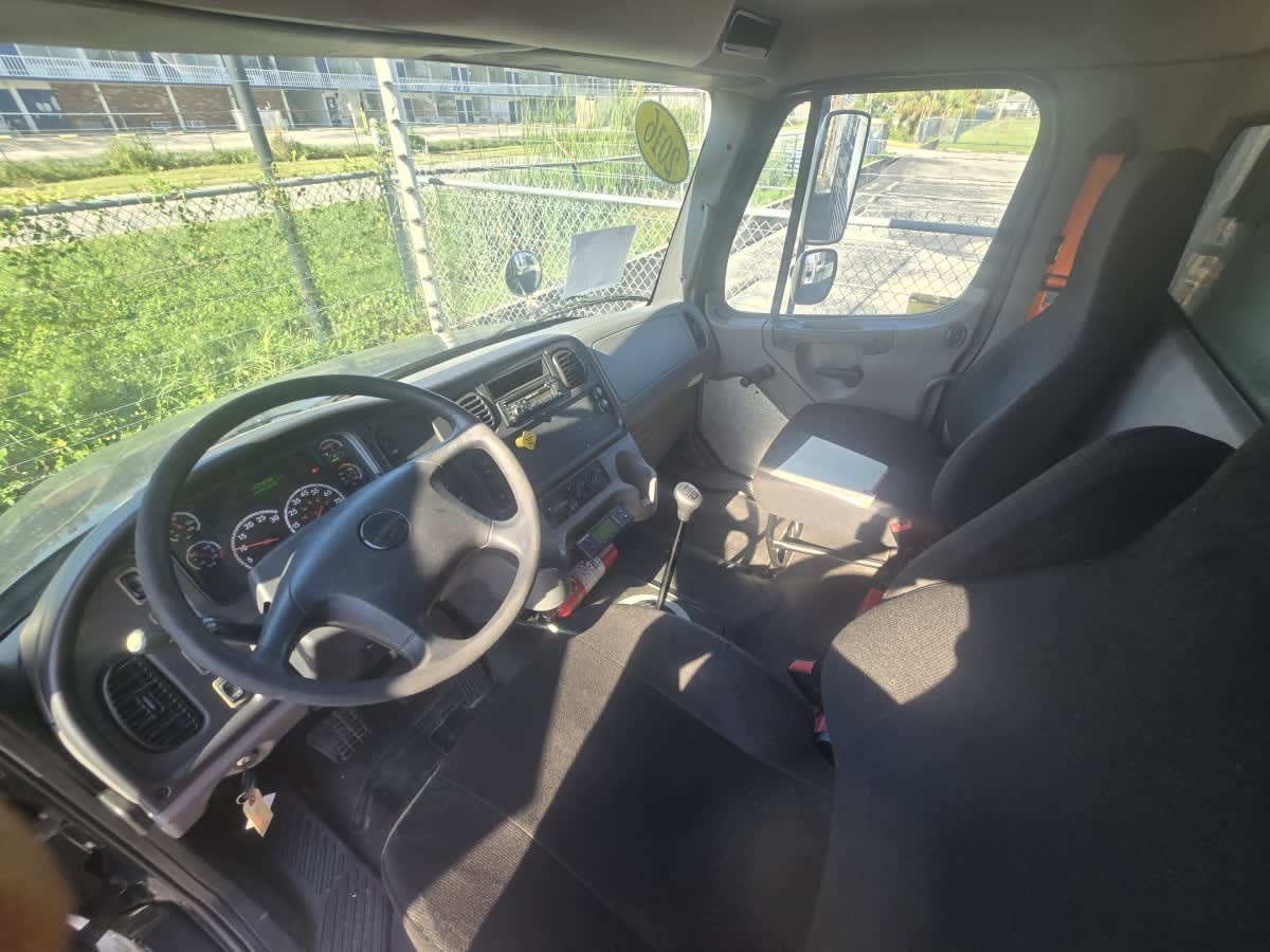 2016 Freightliner M2 106 in Tampa, FL — photo 8