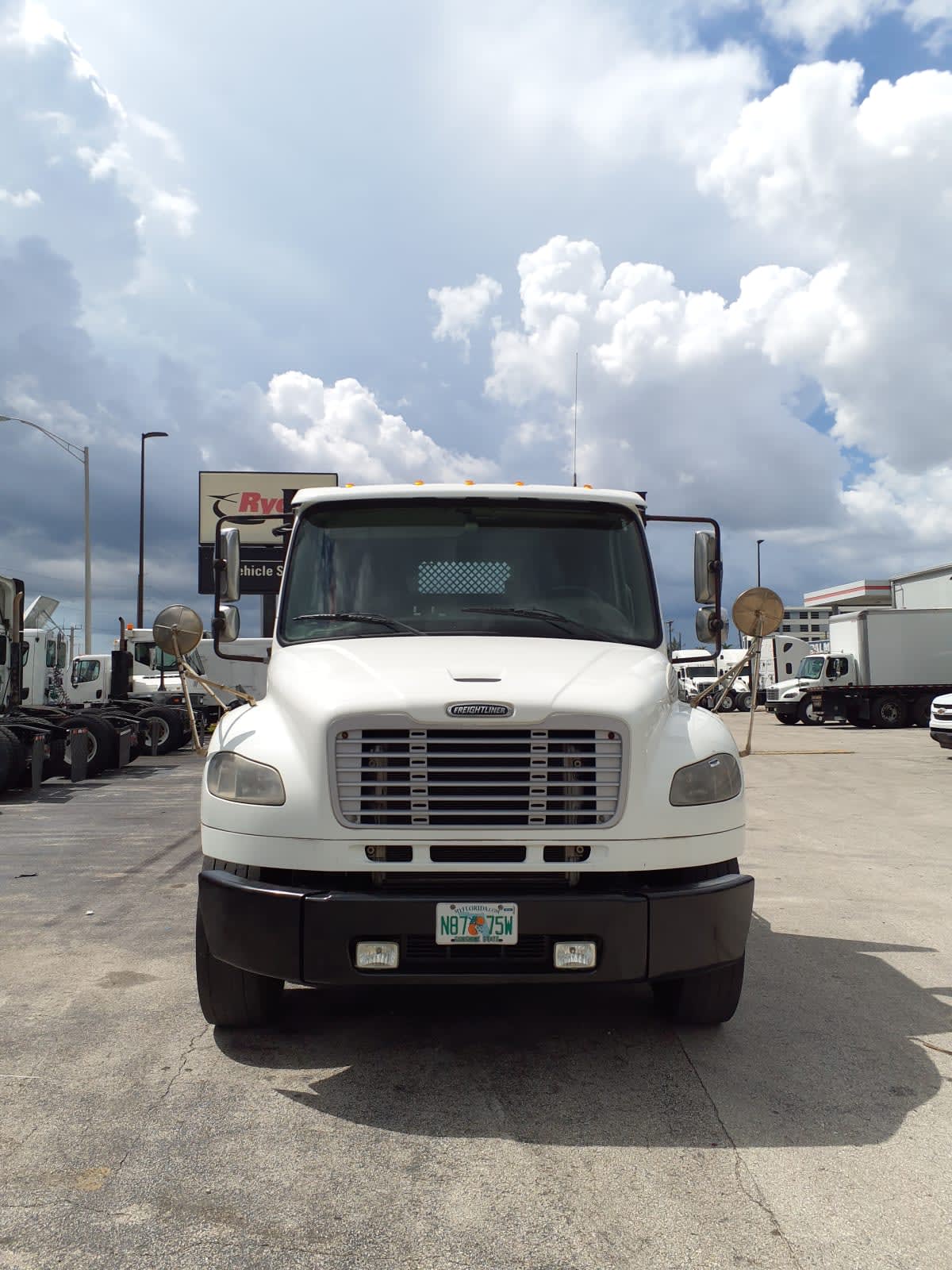 2016 Freightliner M2 106 in Miami, FL — photo 2