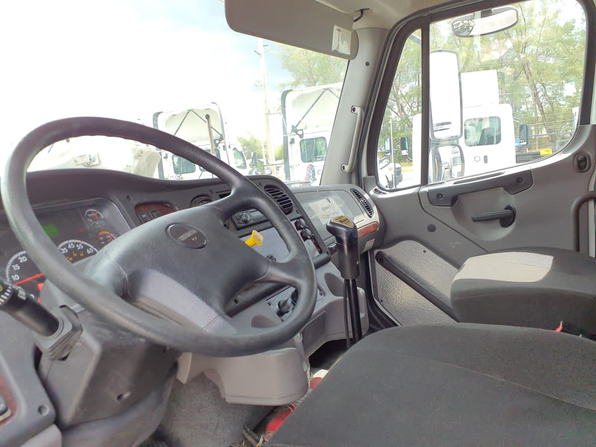 2016 Freightliner M2 106 in Miami, FL — photo 7