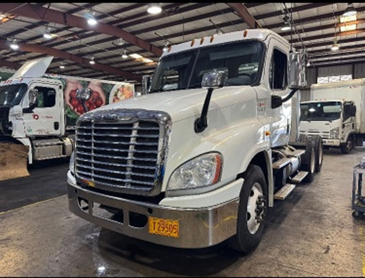 2016 Freightliner Cascadia in Pomona, CA — photo 2