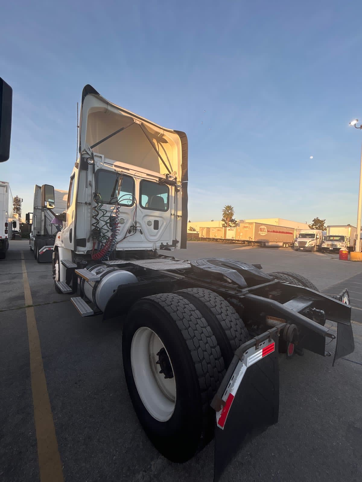 2017 Freightliner Cascadia in Pomona, CA — photo 6