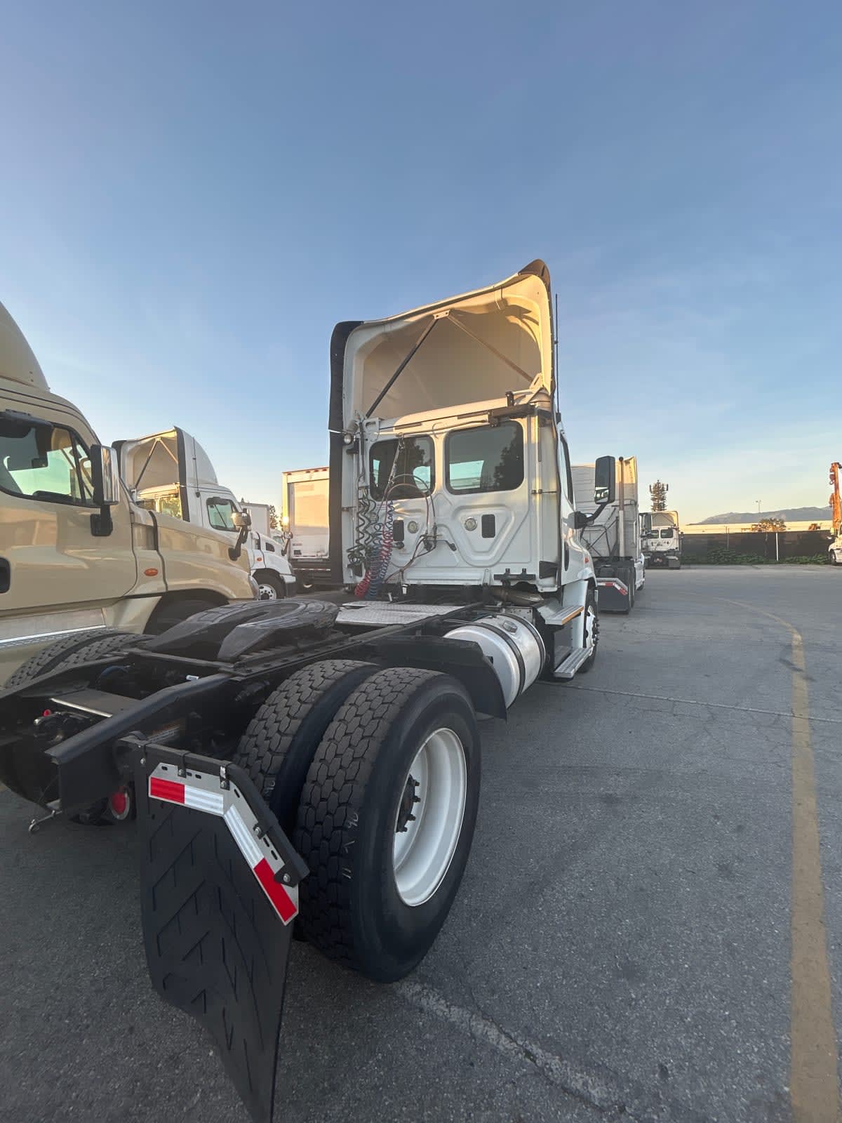 2017 Freightliner Cascadia in Pomona, CA — photo 4