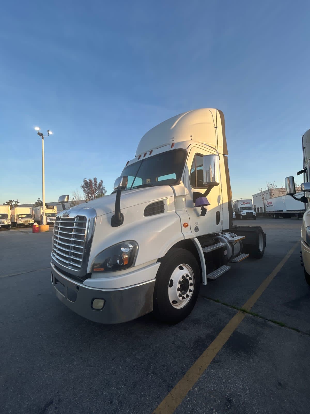 2017 Freightliner Cascadia in Pomona, CA — photo 3