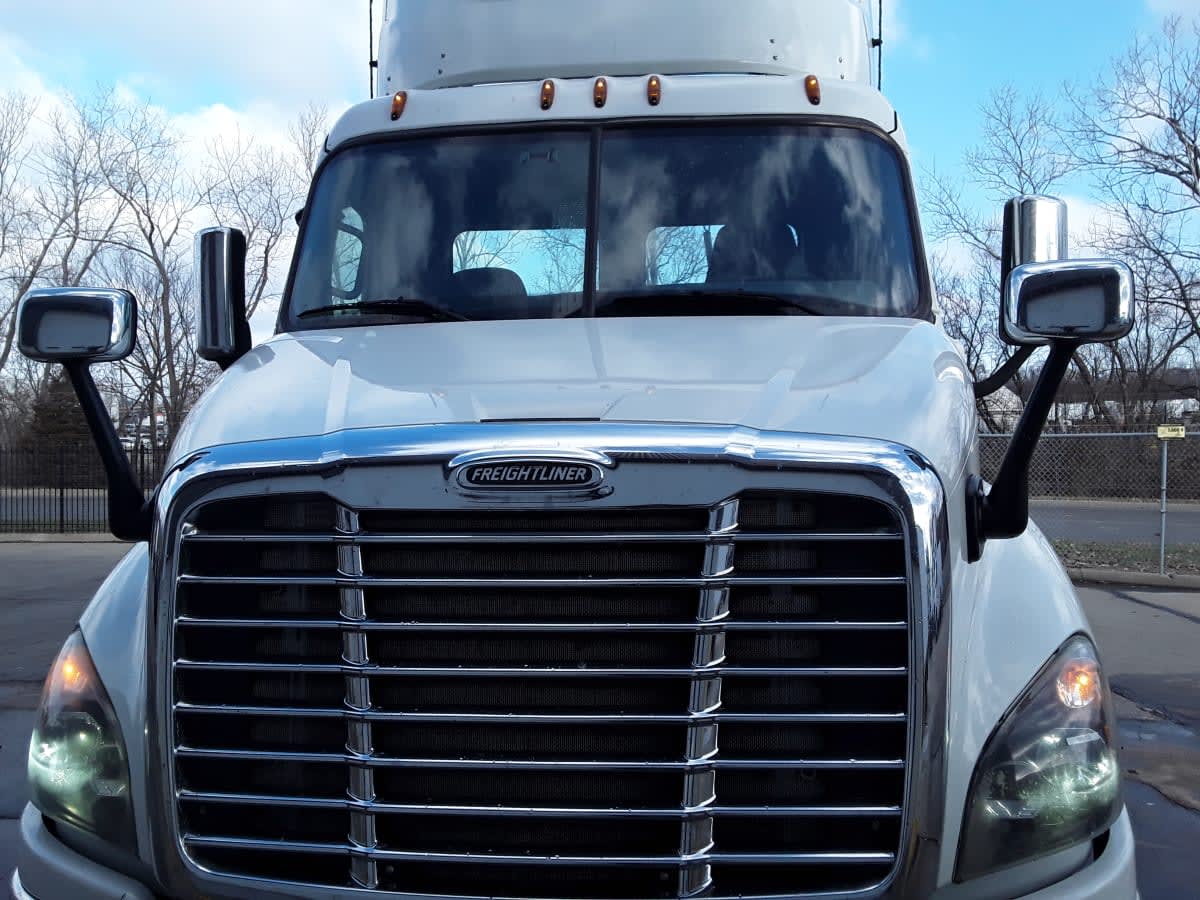 2017 Freightliner Cascadia in Kansas City, MO — photo 2