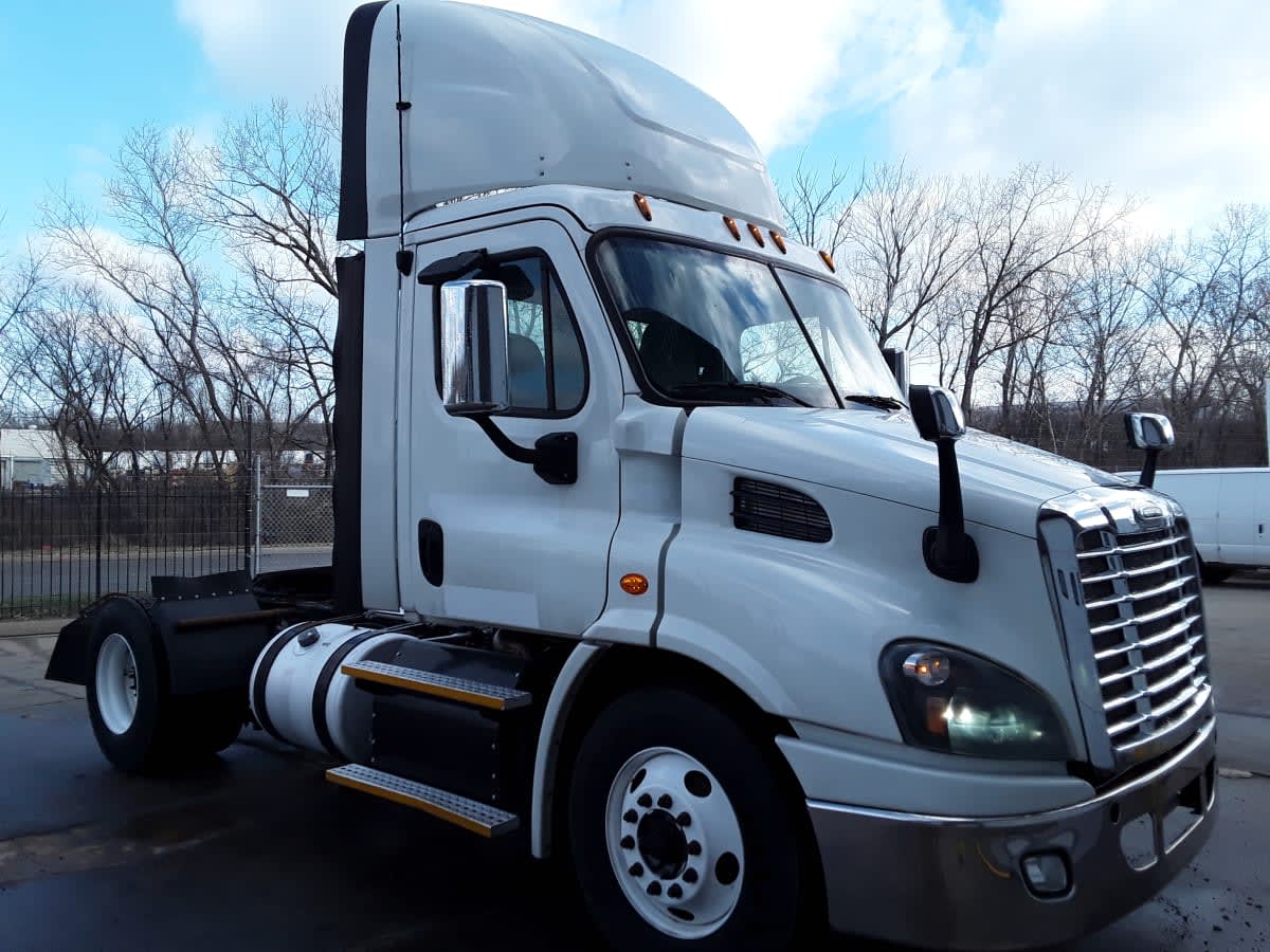 2017 Freightliner Cascadia in Kansas City, MO — photo 3