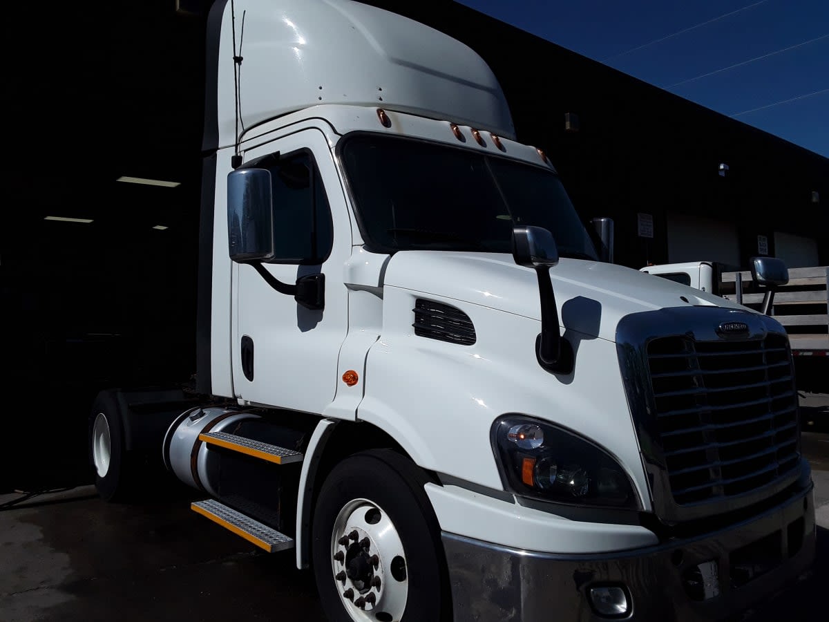 2017 Freightliner Cascadia in Kansas City, MO — photo 3