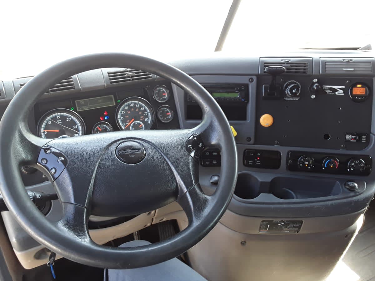 2017 Freightliner Cascadia in Kansas City, MO — photo 7
