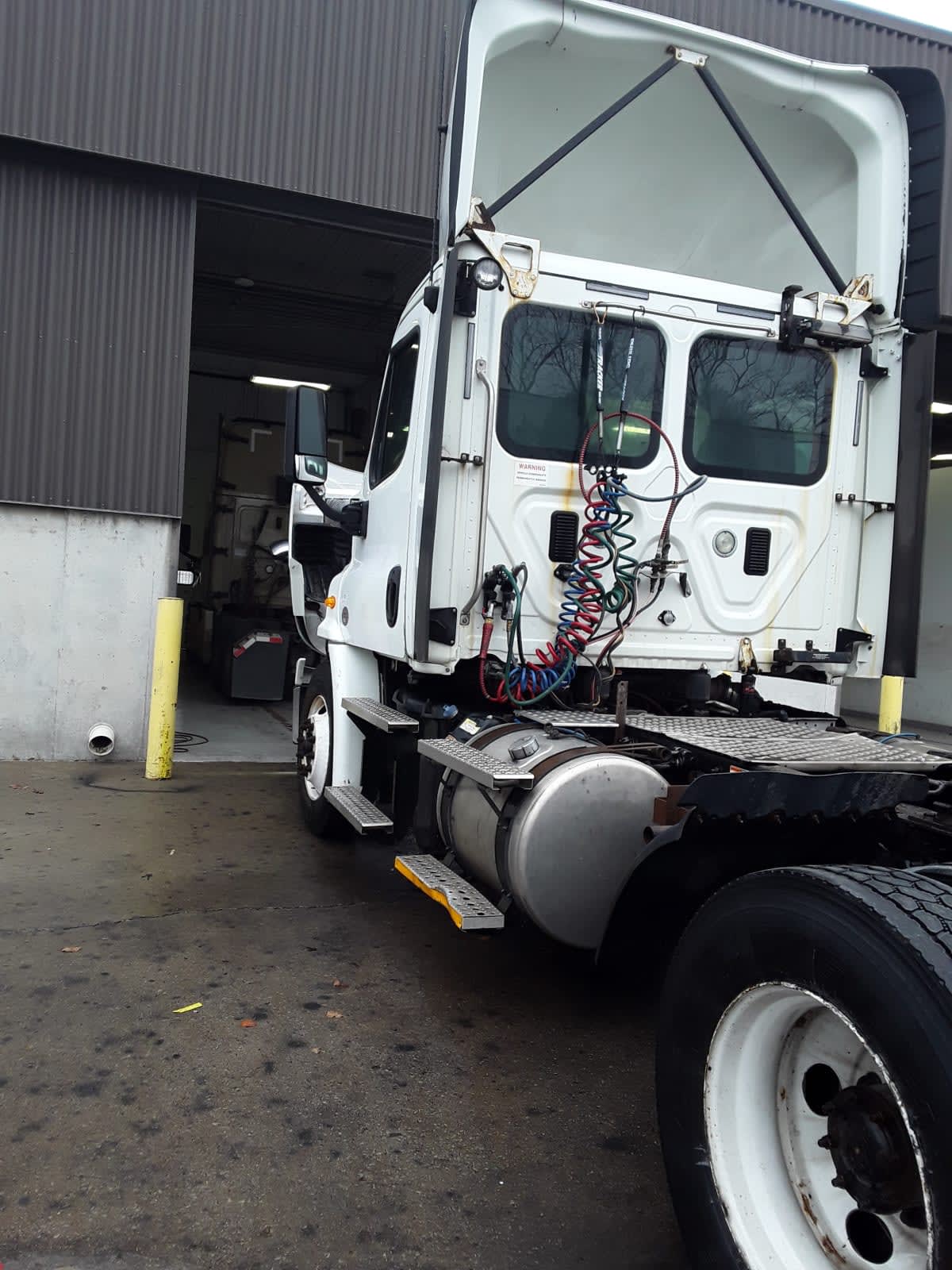 2017 Freightliner Cascadia in Kansas City, MO — photo 4