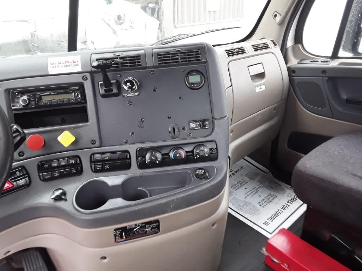 2017 Freightliner Cascadia in Kansas City, MO — photo 7