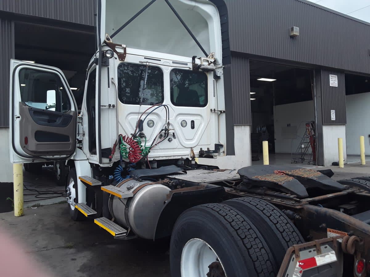 2017 Freightliner Cascadia in Kansas City, MO — photo 6
