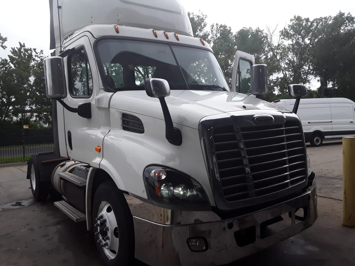 2017 Freightliner Cascadia in Kansas City, MO — photo 3