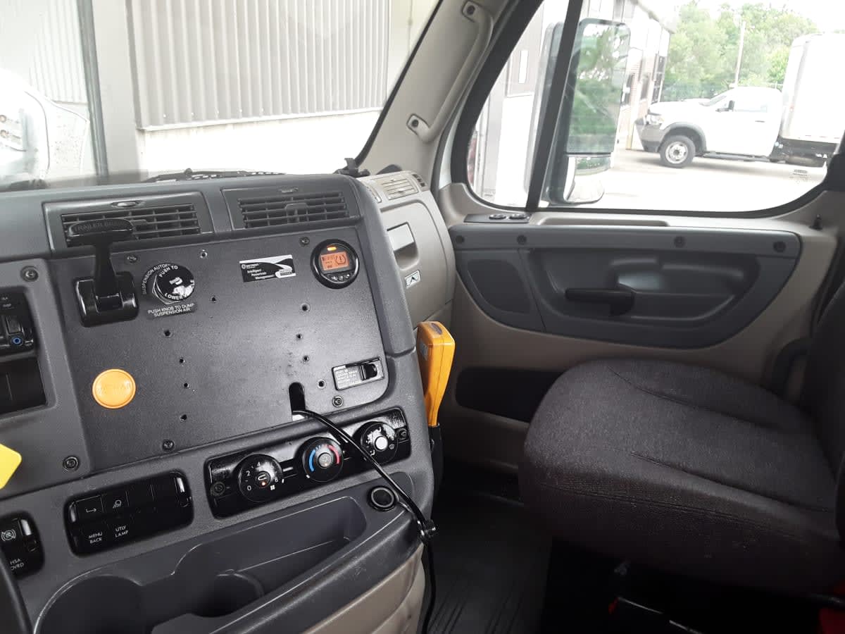2017 Freightliner Cascadia in Kansas City, MO — photo 8