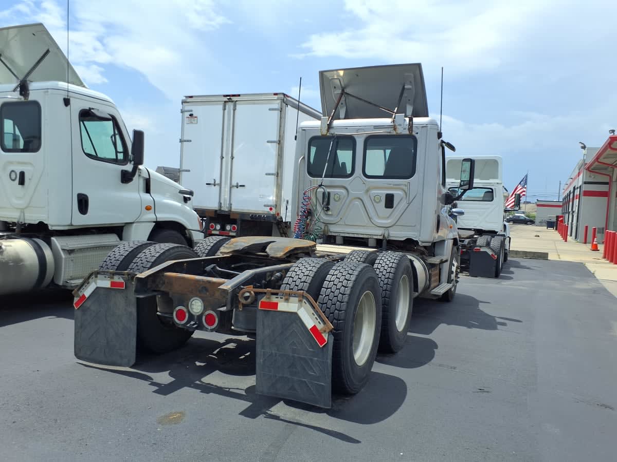2017 Freightliner Cascadia in Taylor, MI — photo 6