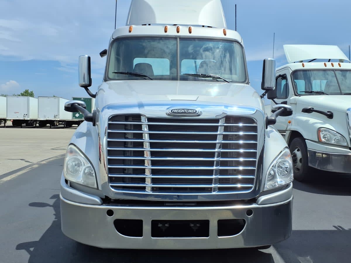 2017 Freightliner Cascadia in Taylor, MI — photo 2
